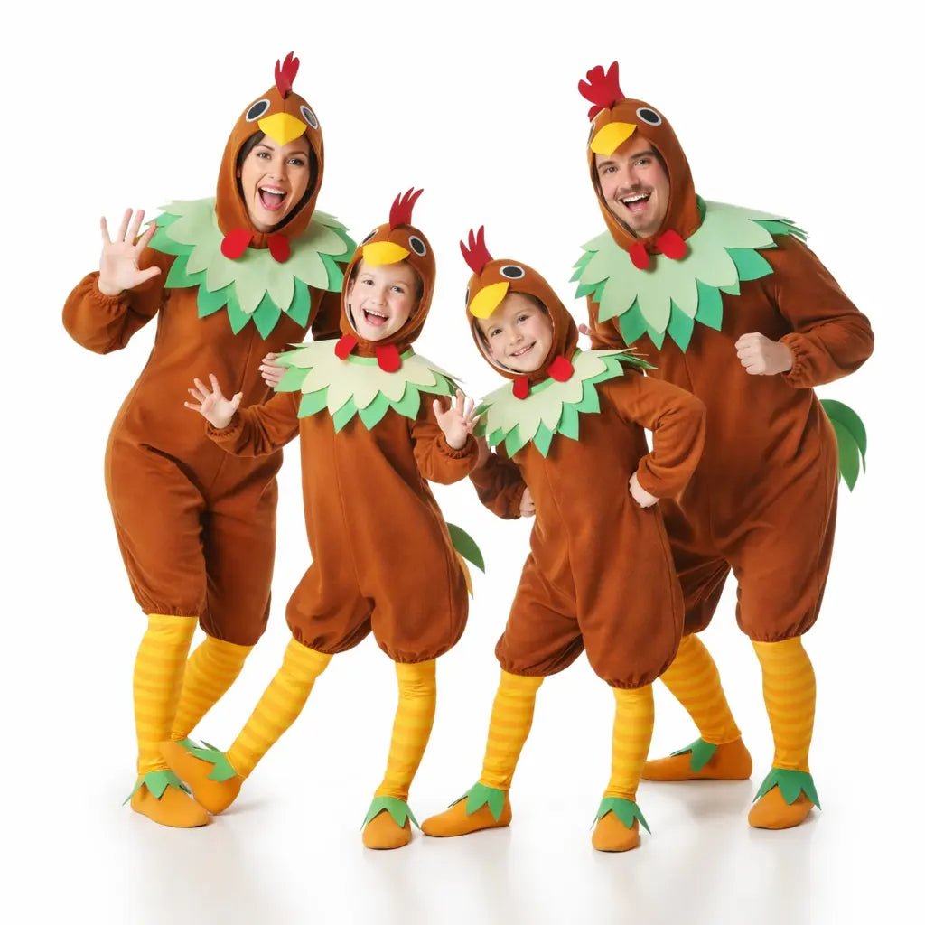 Grupo de amigos disfrazados de gallinas y gallos en Carnaval posando de forma divertida