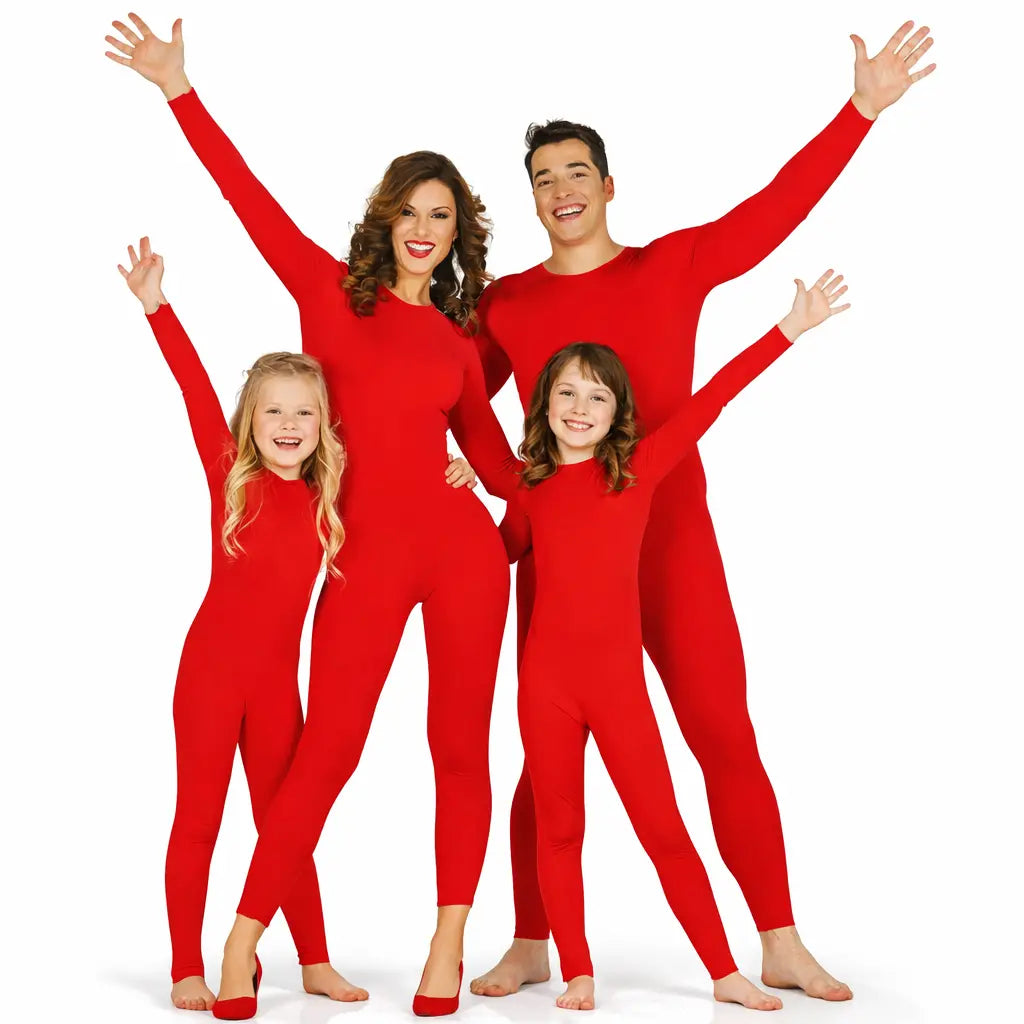 Grupo familiar disfrazados de maillots en color rojo
