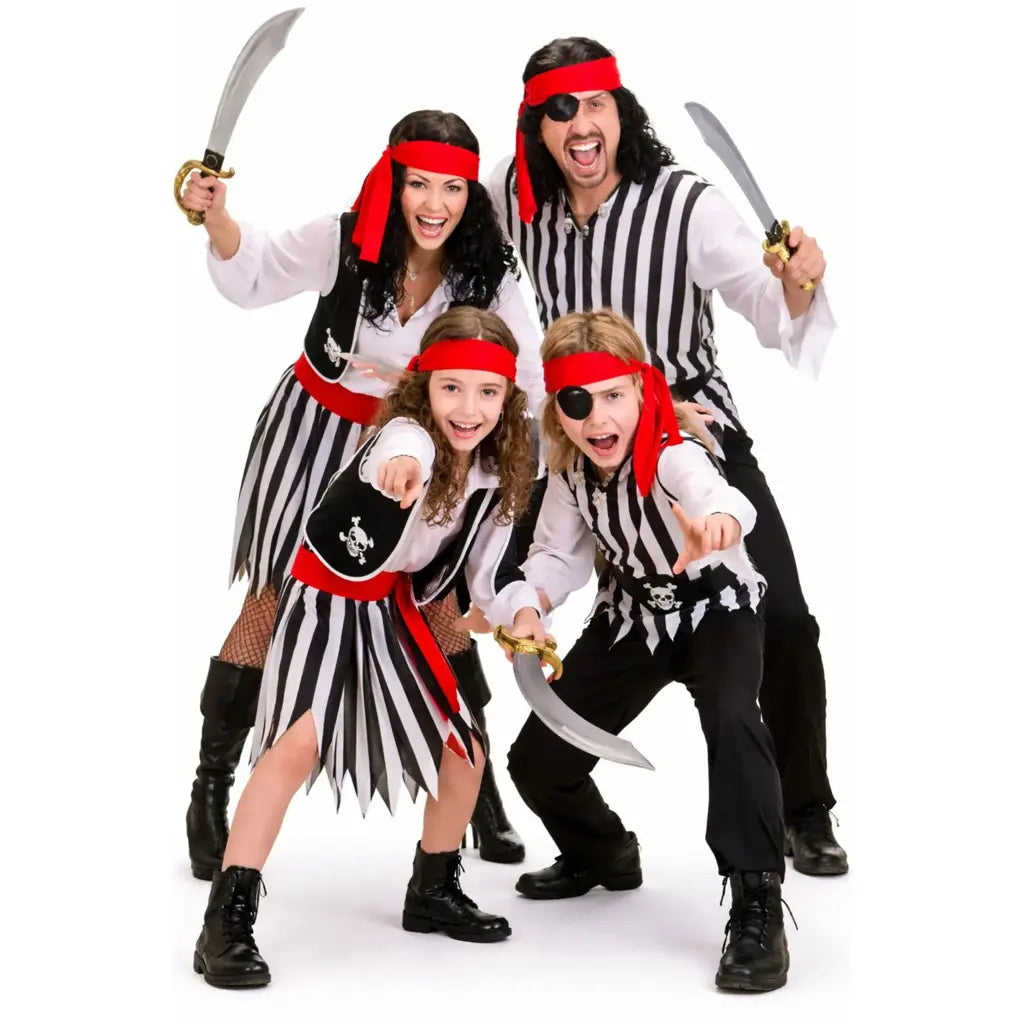 grupo familiar disfrazado de piratas a rayas con pañuelos rojos y espadas en Carnaval o fiesta temática