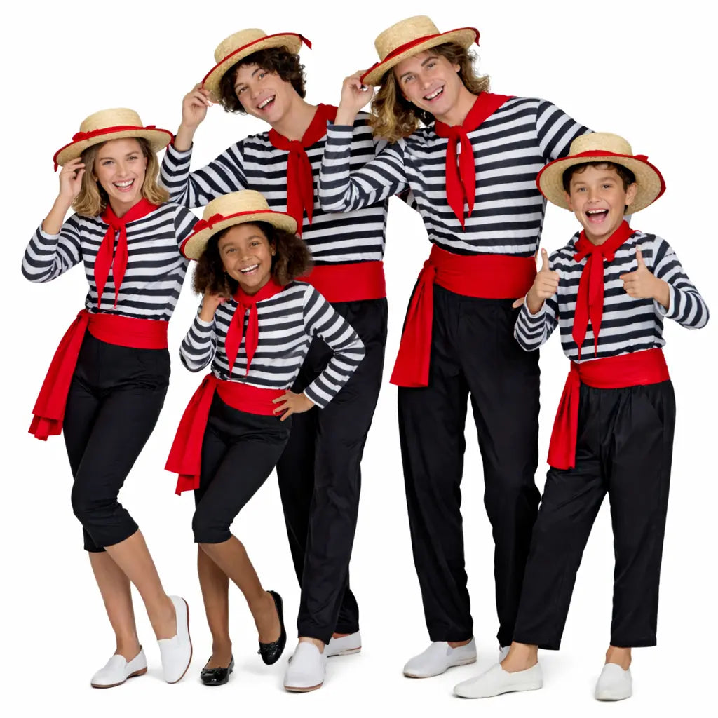 Grupo de amigos disfrazados de gondoleros venecianos en Carnaval posando juntos coordinados