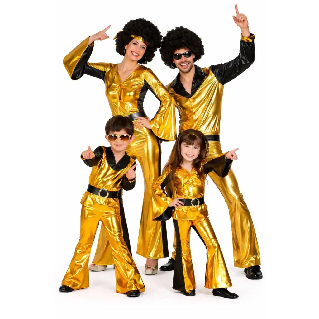 Grupo de amigos disfrazados con estilo años 70 disco, con ropa colorida y pantalones acampanados bailando juntos