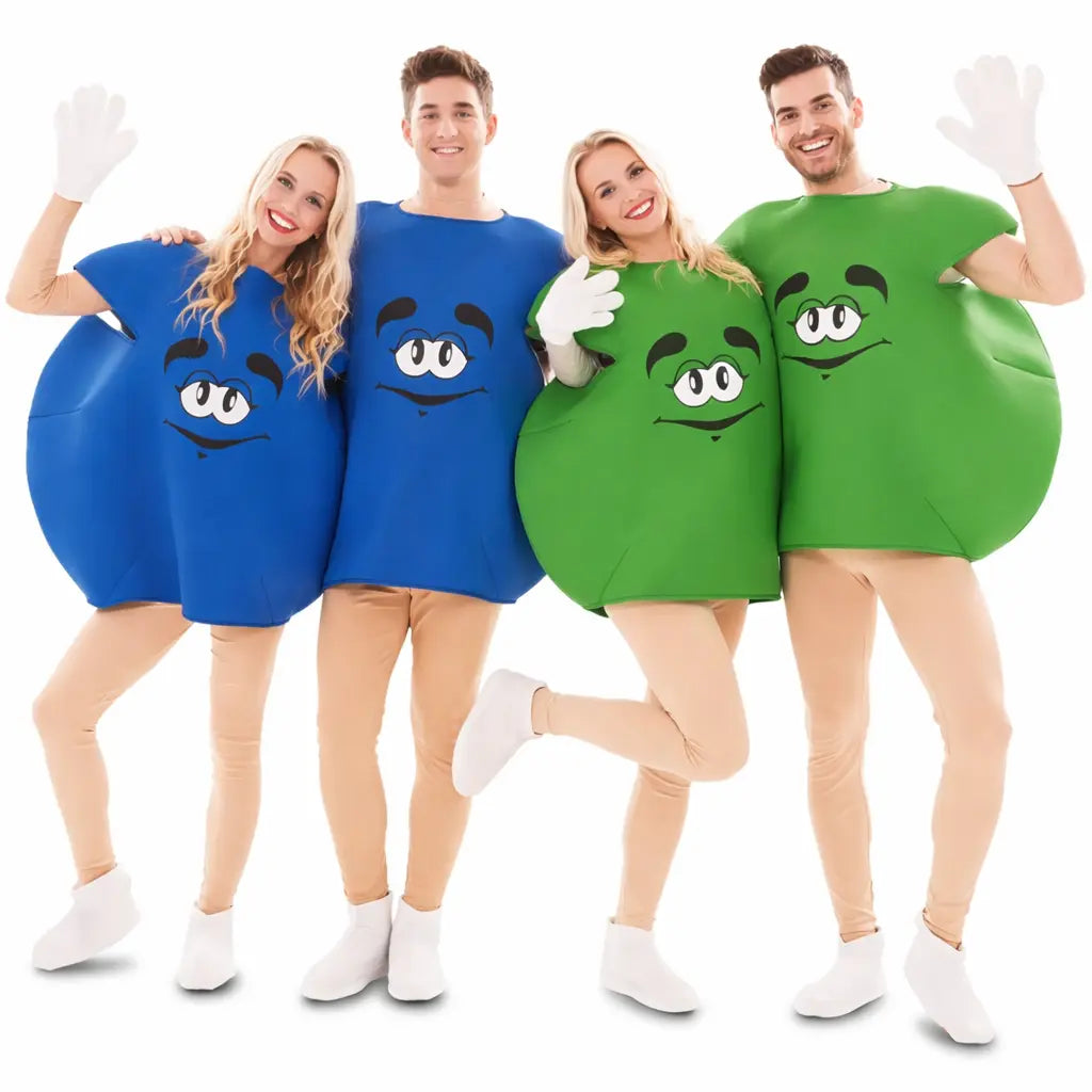 Grupo de amigos disfrazados de caramelos de colores tipo M&M listos para una fiesta divertida