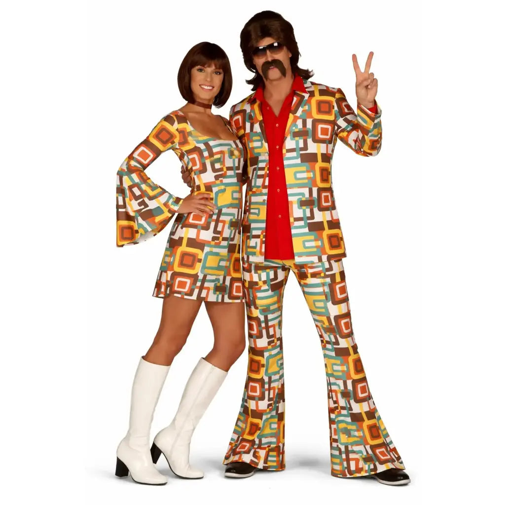 Pareja disfrazada con trajes años 70 retro de estampado psicodélico en colores llamativos