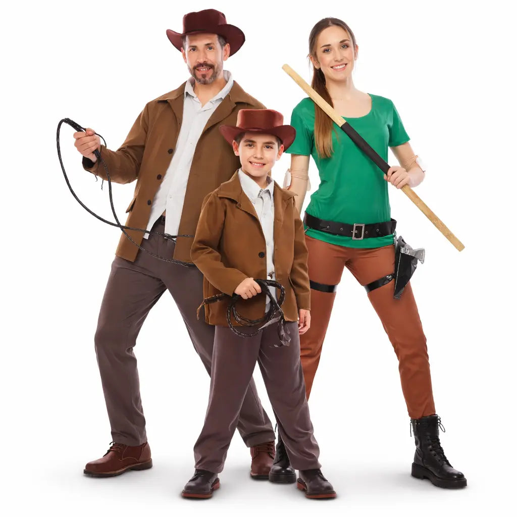 Grupo familiar disfrazado de aventureros estilo explorador con mujer tipo Lara Croft y hombres estilo Indiana Jones