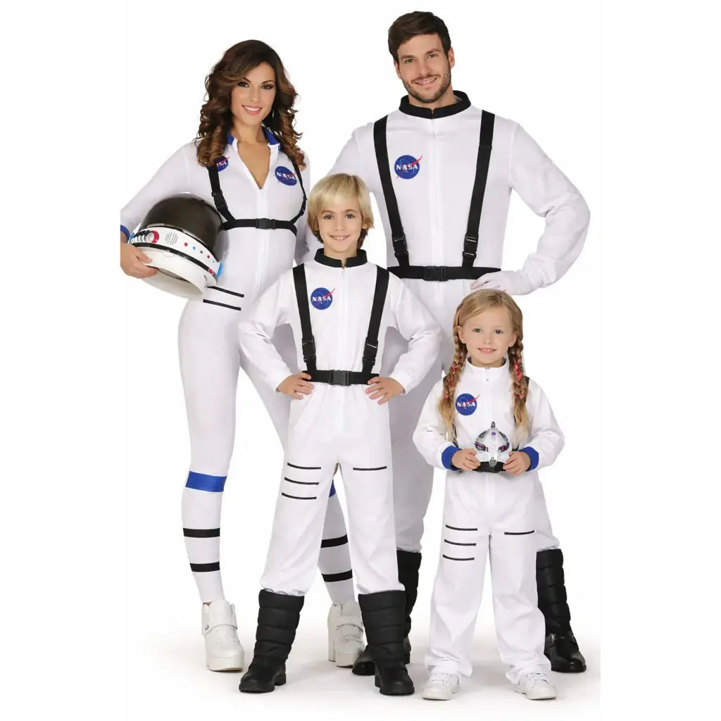 Grupo de amigos disfrazados de astronautas divertidos en Carnaval