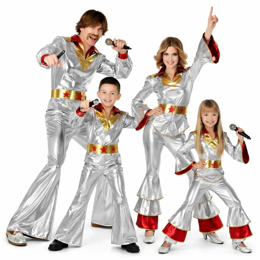 Grupo de amigos con disfraces disco plata brillantes estilo retro bailando en una fiesta temática de los años 70