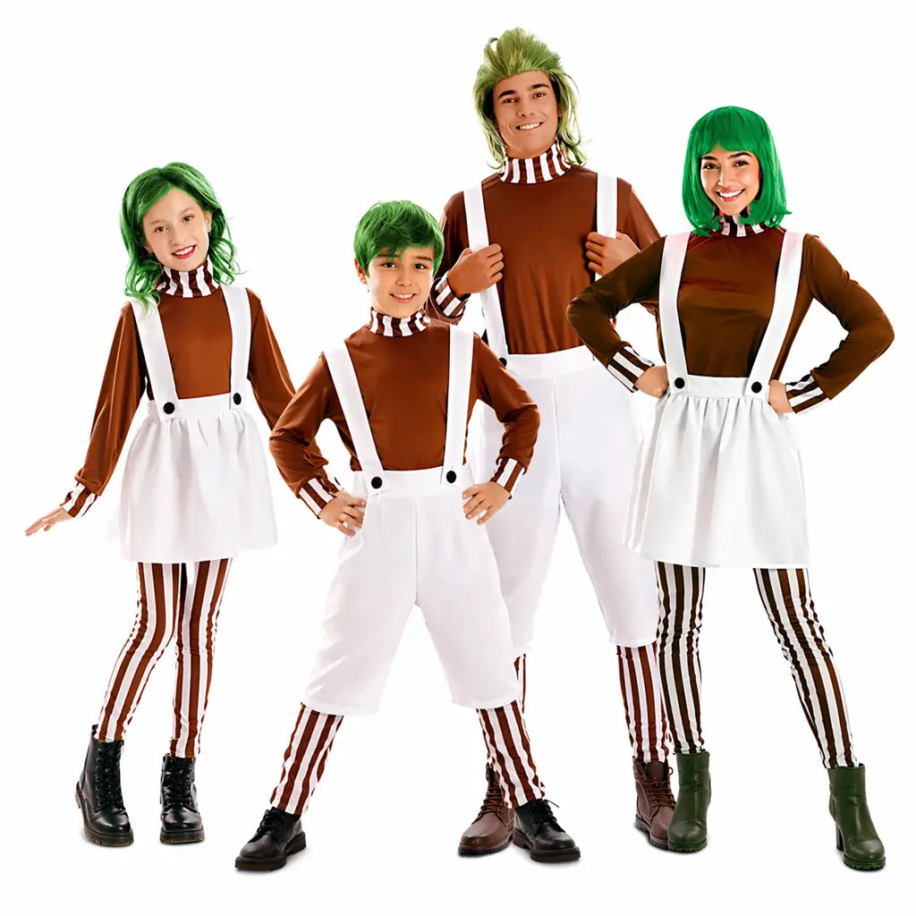 Grupo de personas disfrazadas como trabajadores de fábrica de chocolate con petos blancos y camisetas marrón a juego en fiesta de Carnaval
