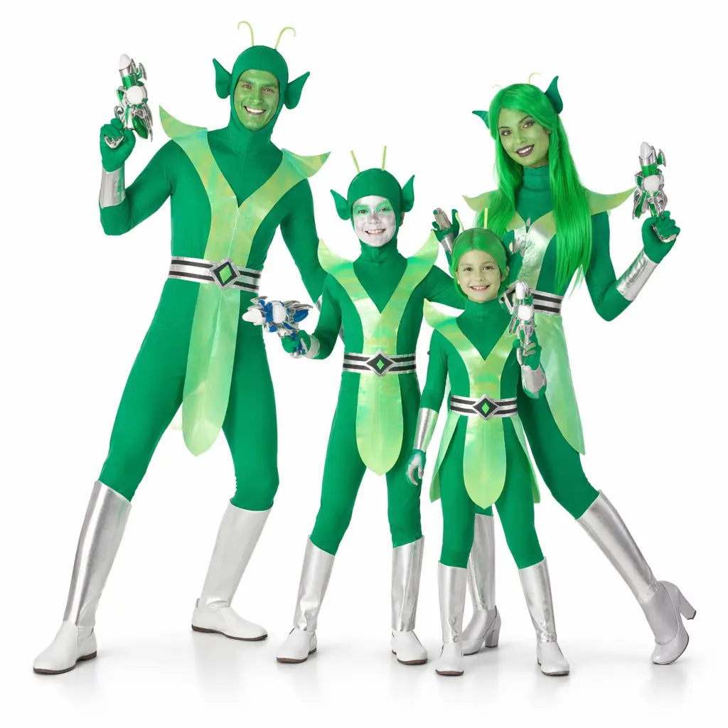 Grupo de amigos disfrazados de extraterrestres divertidos en Carnaval