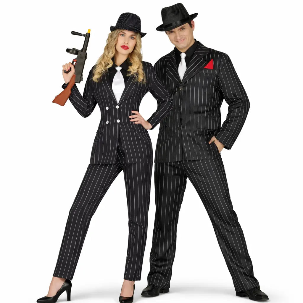 Pareja disfrazada de gánster con trajes elegantes de tejido diplomático estilo años 20