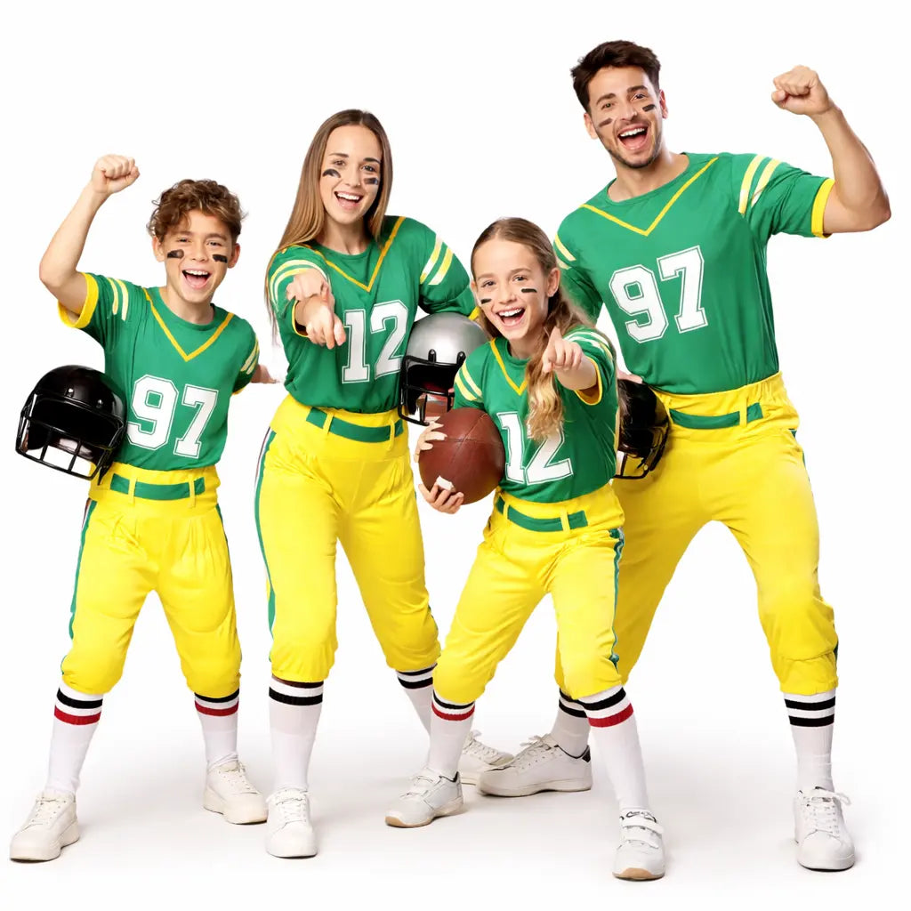 Grupo de personas disfrazadas de jugadores de rugby con pantalón amarillo y camiseta verde en Carnaval o fiesta temática