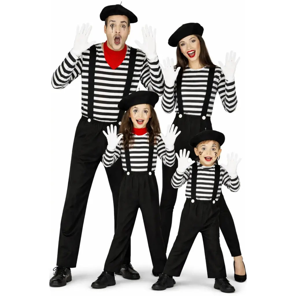 Grupo de amigos disfrazados de mimos con maquillaje blanco y negro en temática de circo