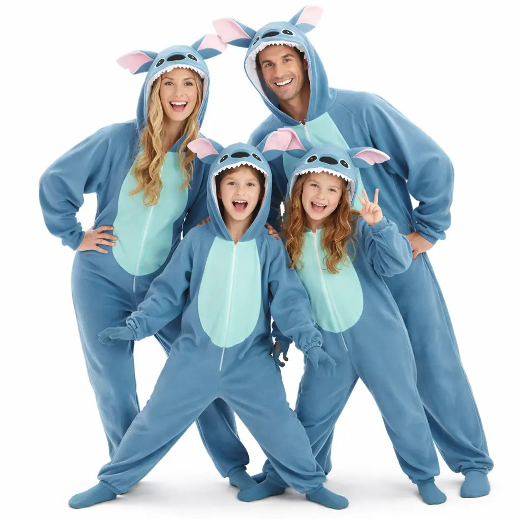 Familia disfrazada de Stitch en grupo lista para una fiesta divertida inspirada en Disney