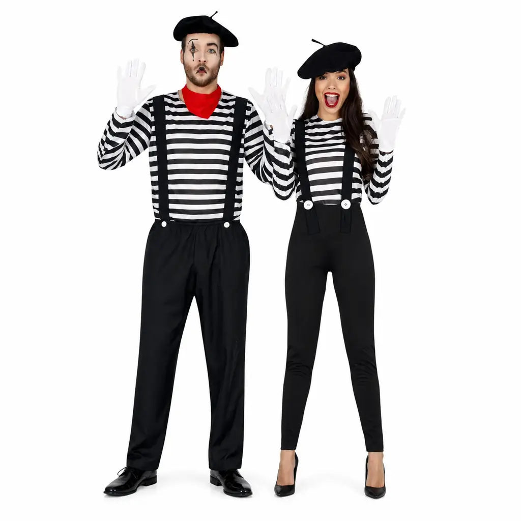 Pareja disfrazada de mimos con estilo clásico de circo posando juntos de forma divertida