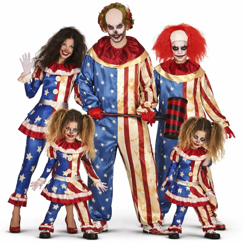 Grupo disfrazado de payasos Patriot con trajes estampados simulando la bandera de Estados Unidos