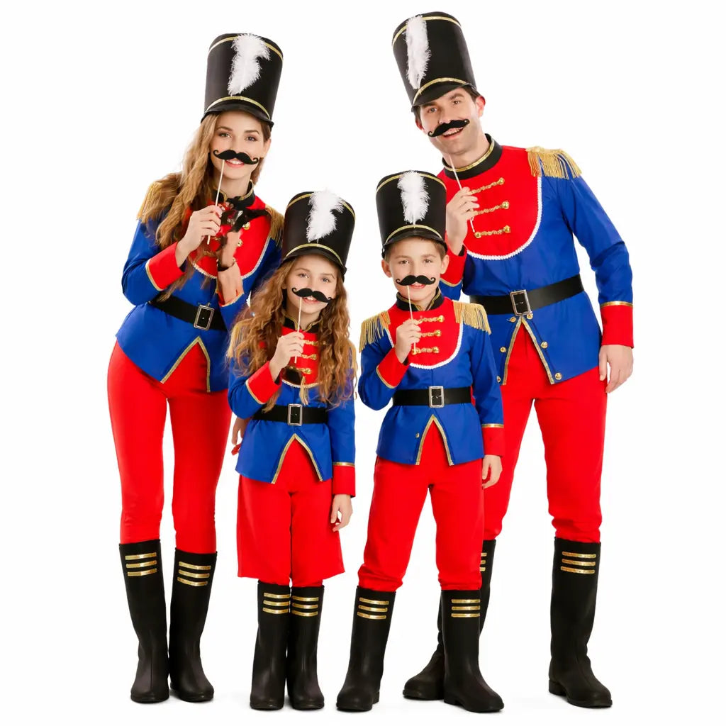Grupo disfrazado de soldaditos de plomo con pantalón rojo y chaqueta azul en Carnaval