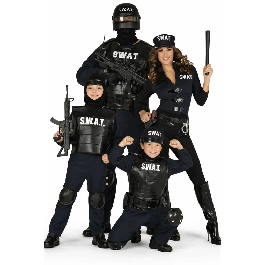 Grupo de amigos disfrazados de equipo SWAT negro en Carnaval posando coordinados y en actitud de acción