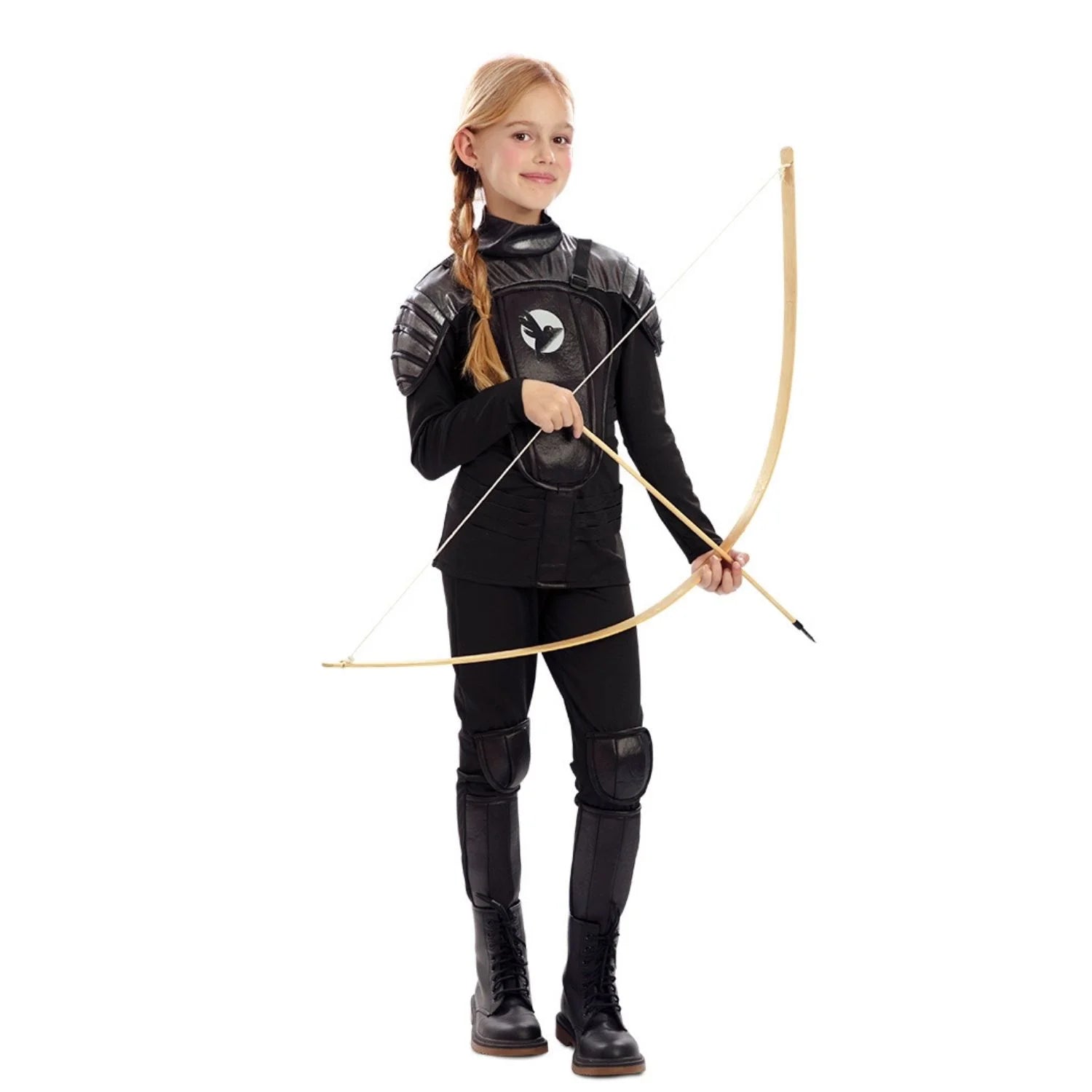 Niña con disfraz de arquera medieval en color negro con pantalón y camiseta estilo guerrera