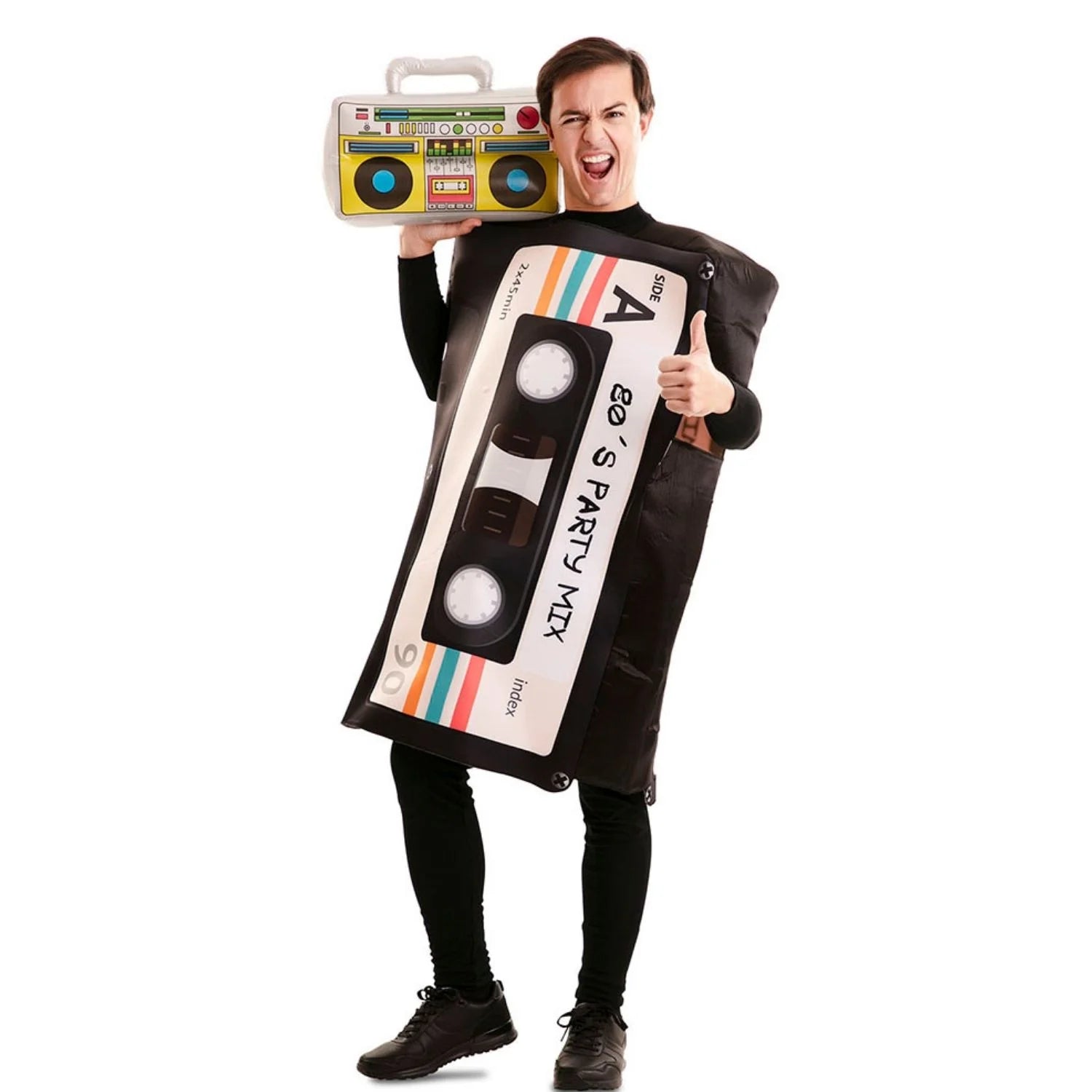 Hombre con disfraz de cassette retro inspirado en las cintas musicales de los años 80