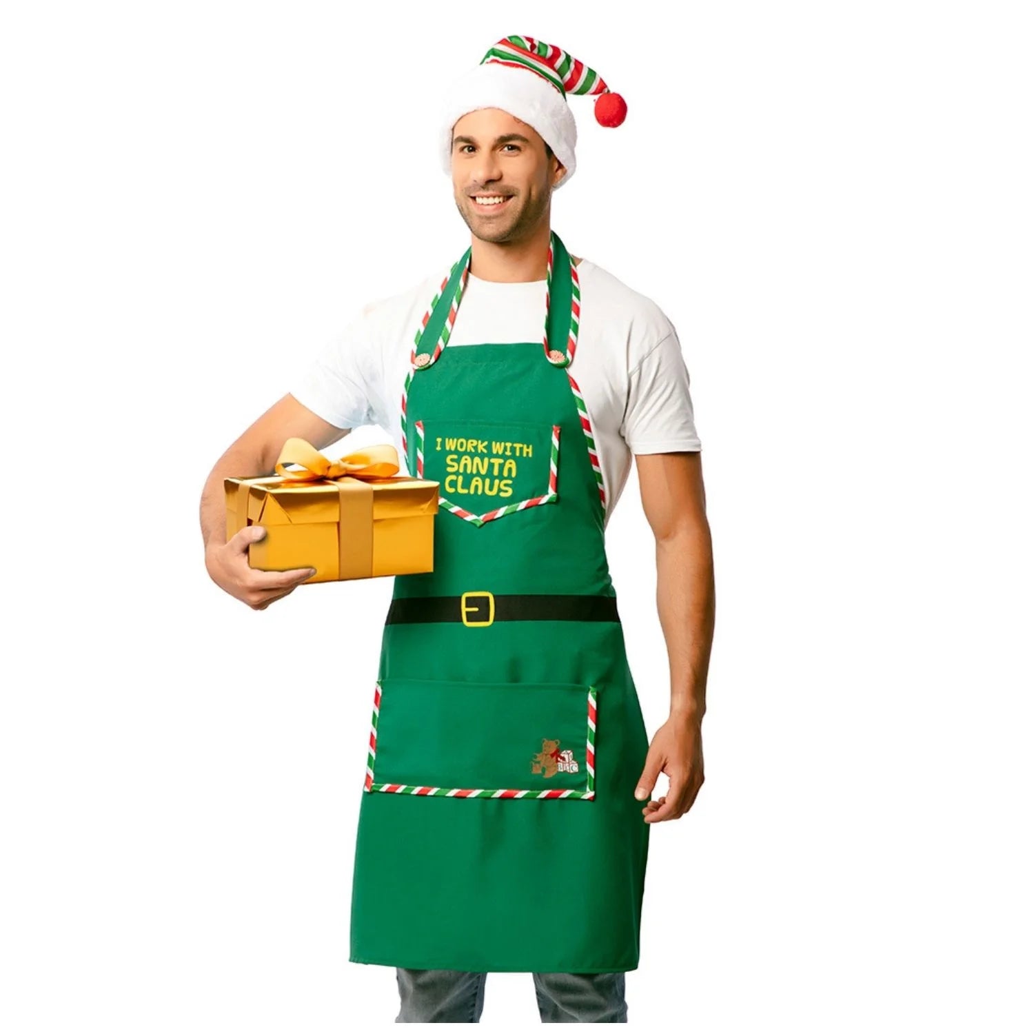Hombre con disfraz de delantal de elfo navideño verde y gorro de Navidad