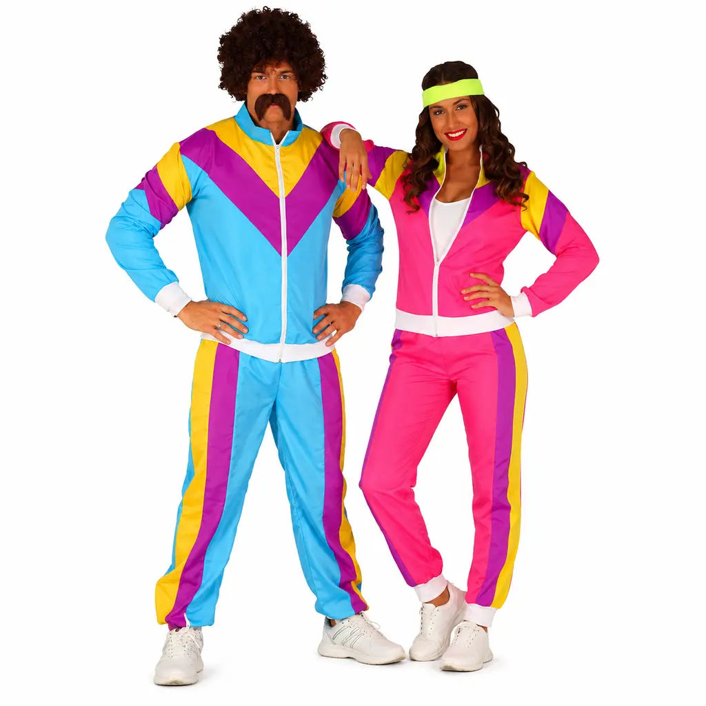 Pareja disfrazada de deportistas con chaqueta y pantalón en fiesta de Carnaval