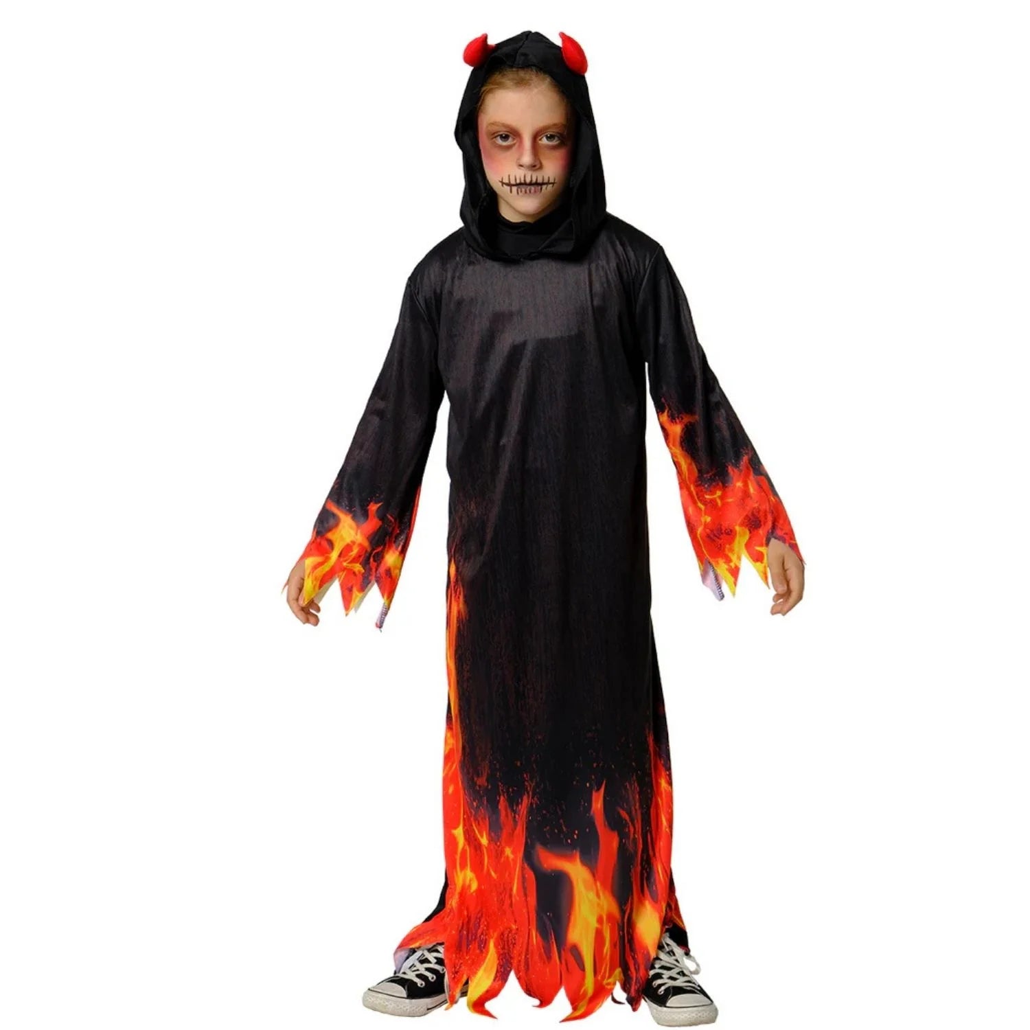 Niño con disfraz de diablo encapuchado negro con estampado de llamas y cuernos rojos para Halloween