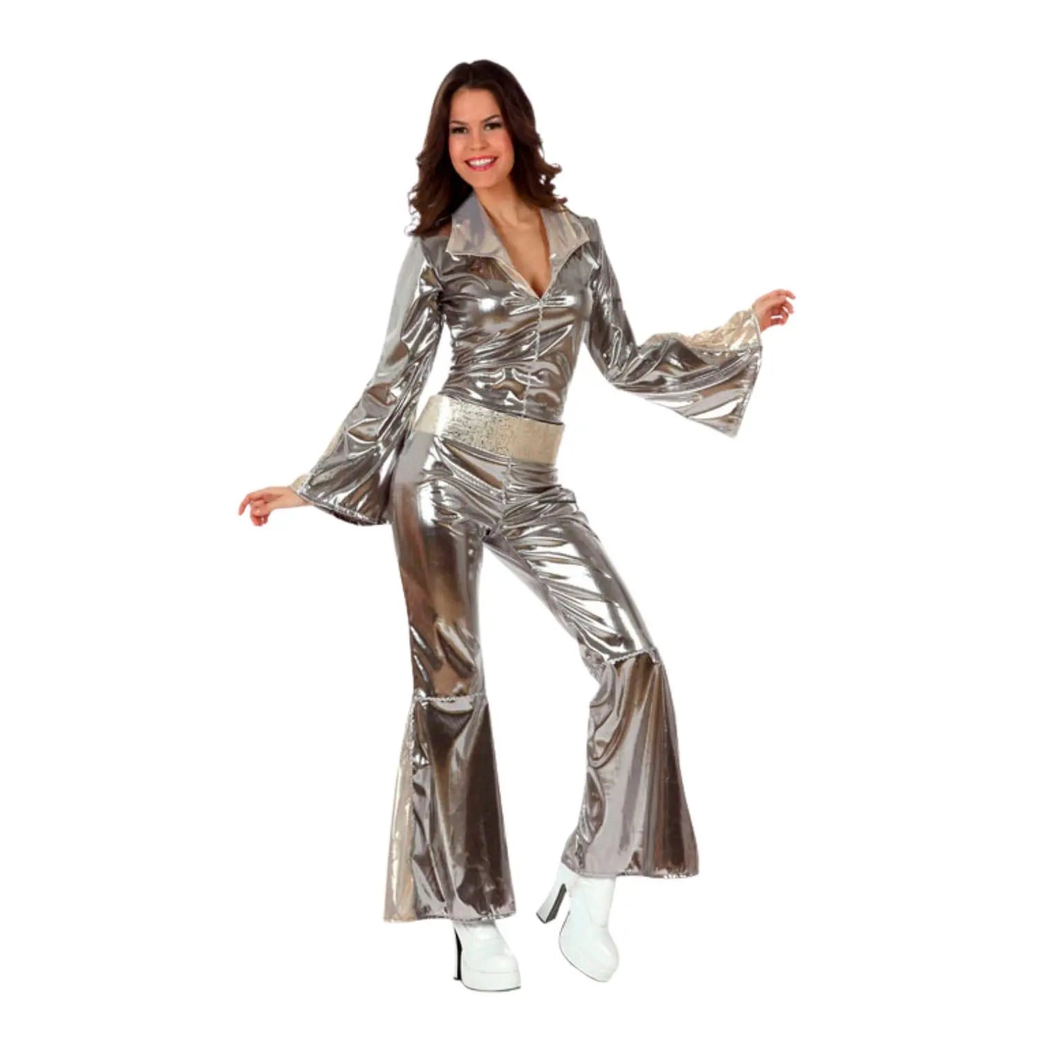 Mujer con disfraz Disco Plata compuesto por mono brillante plateado y cinturón de estilo años 70.
