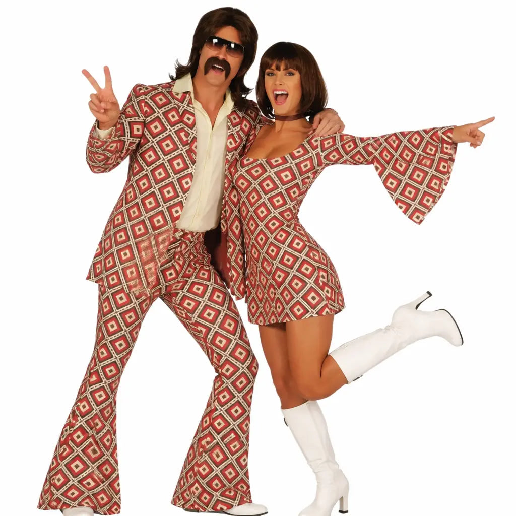 Pareja con disfraces disco años 70 bailando en fiesta retro con ropa brillante y estilo vintage