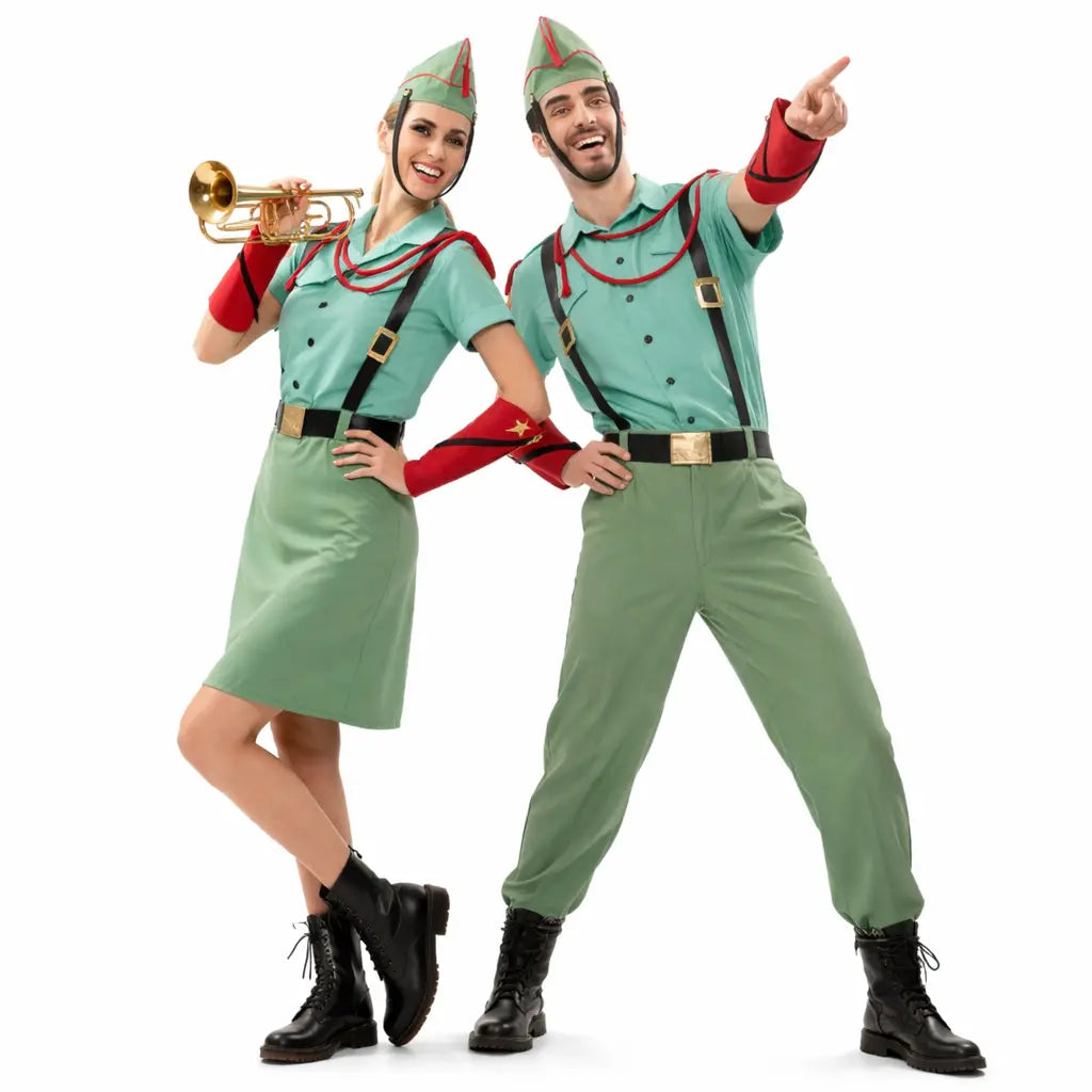 Pareja disfrazada de legionarios con uniforme verde militar, él con pantalón y ella con falda en fiesta temática