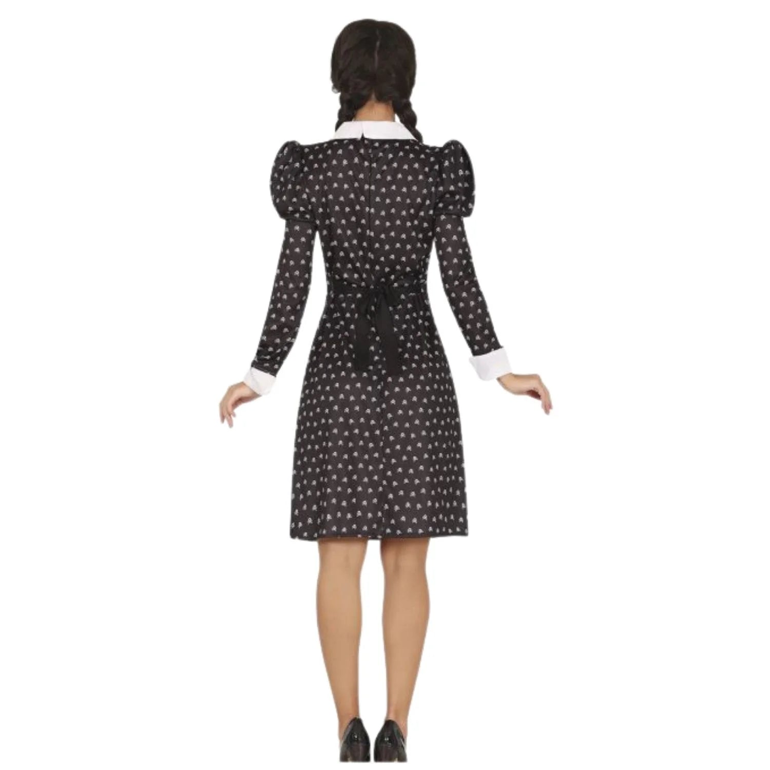 Mujer con disfraz siniestro inspirado en Miercoles Addams para Halloween