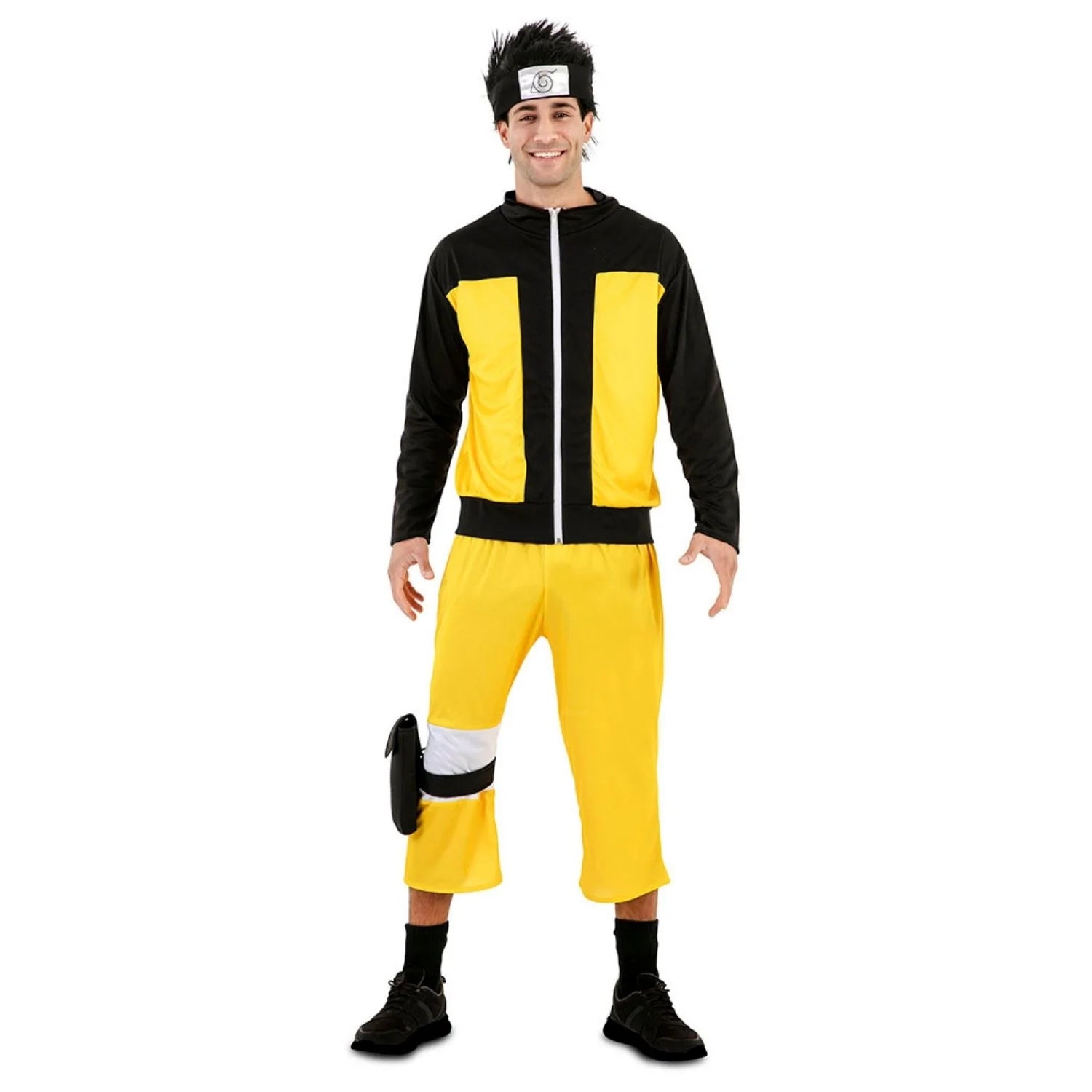 Hombre con disfraz ninja hokage amarillo y negro con vincha