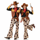 Pareja con disfraces de vaqueros del Oeste estilo cowboy y cowgirl