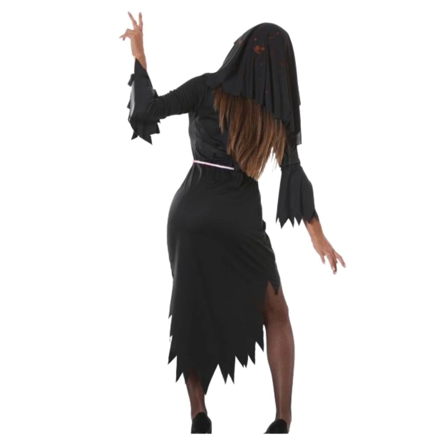 Mujer con disfraz de monja zombie en fiesta de terror