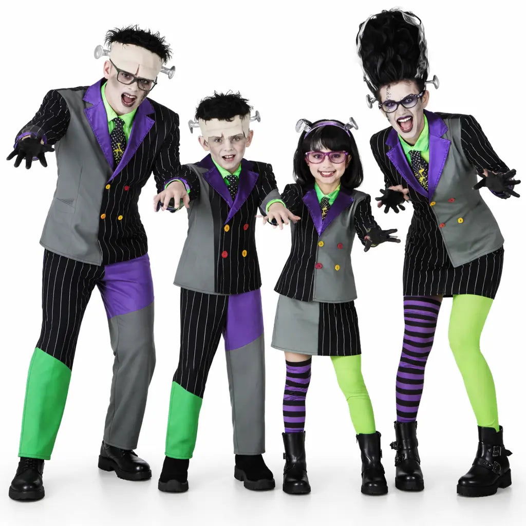 Grupo de amigos disfrazados de Frankenstein y monstruos de terror en una fiesta de Halloween