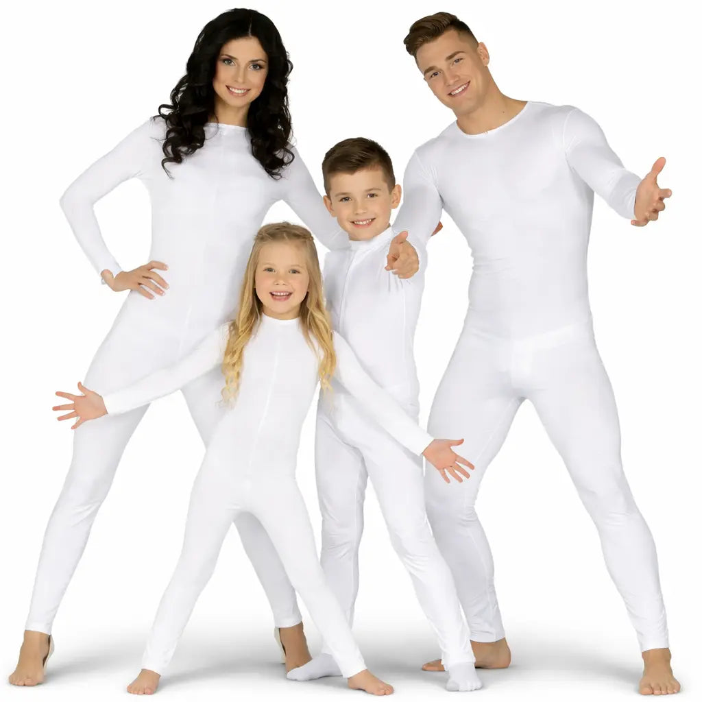 Grupo de amigos con maillots blancos coordinados para Carnaval actuando de forma divertida