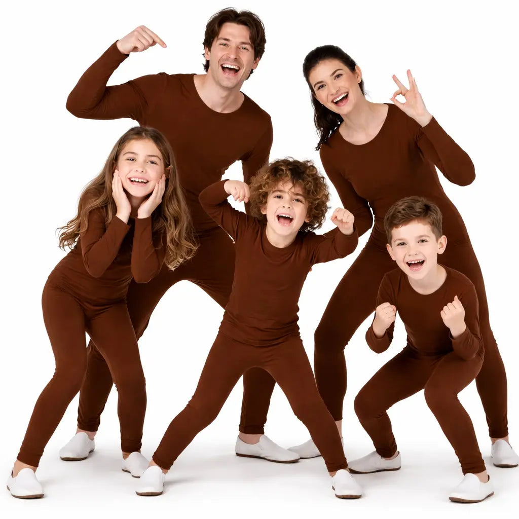 Grupo de personas con maillots marrones coordinados para teatro o Carnaval posando juntos de forma divertida