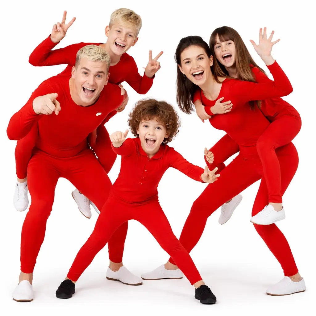 Grupo de amigos disfrazados con maillots rojos en actuación teatral divertida para Carnaval