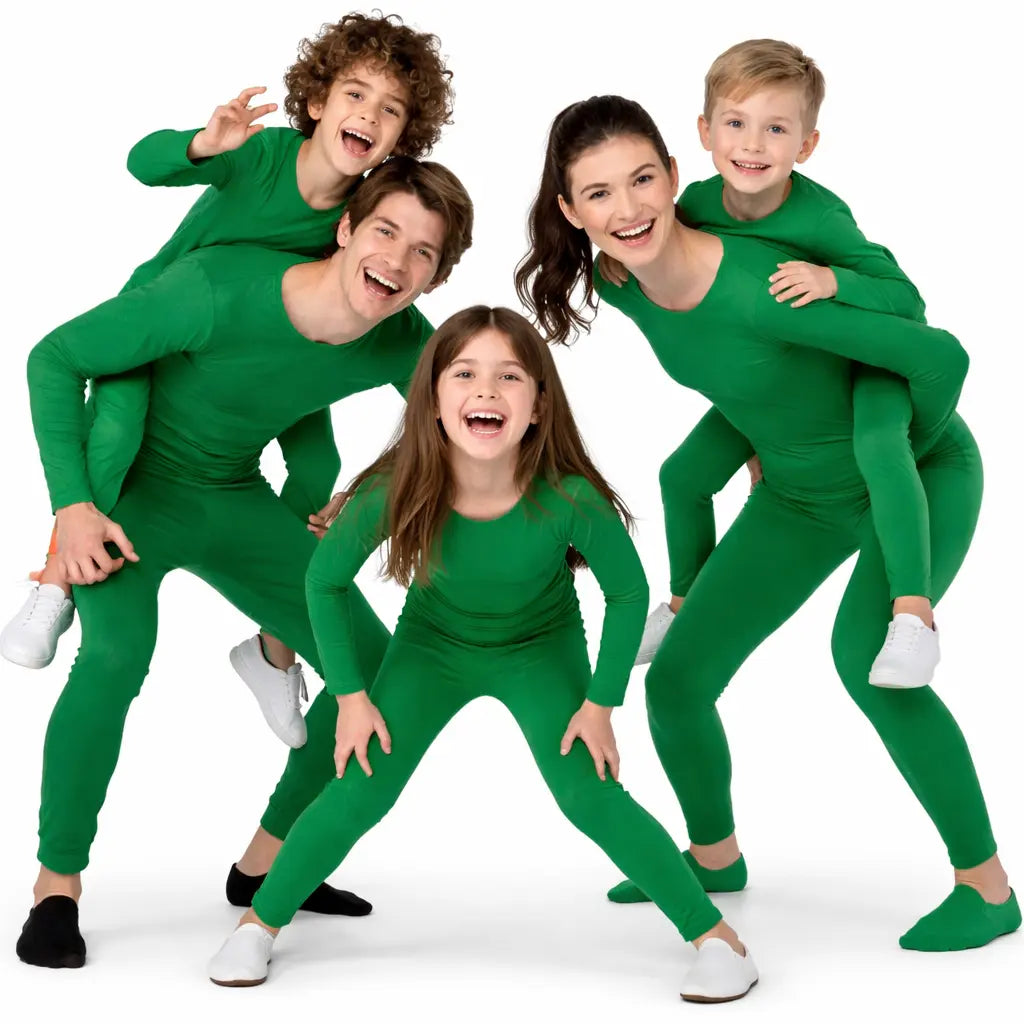 Grupo de amigos disfrazados con maillots verdes en actuación de teatro divertida
