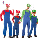Grupo de personas disfrazadas de fontaneros estilo videojuego con peto azul, camiseta roja y verde y gorra en fiesta de Carnaval