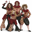 Grupo de amigos disfrazados de arlequines malvados con estilo oscuro y coordinado para Halloween