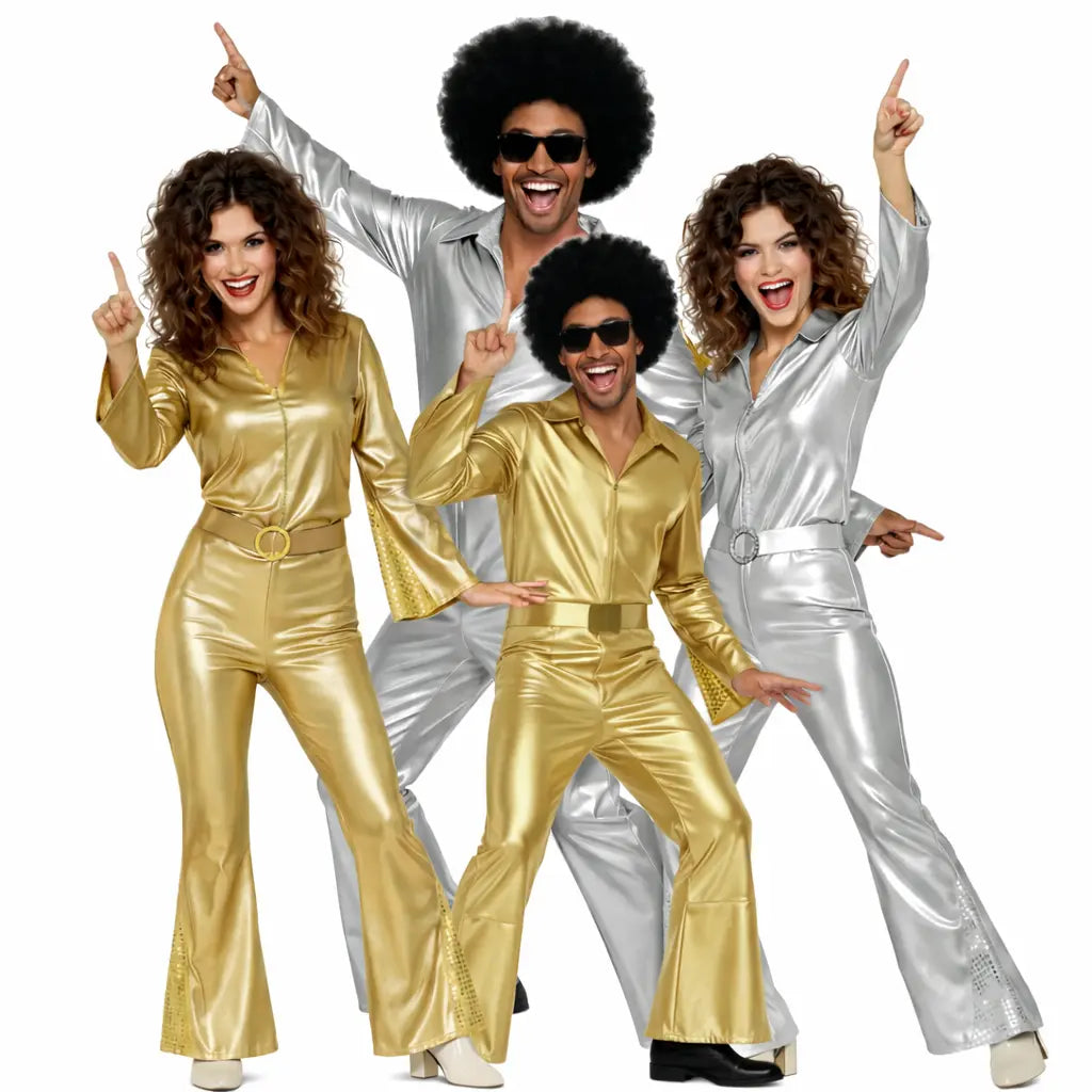 Grupo de amigos con disfraces disco de colores brillantes bailando en una fiesta de Carnaval