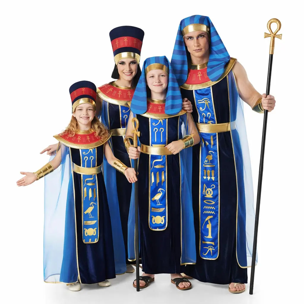 Grupo de amigos disfrazados de egipcios con temática histórica en Carnaval coordinados