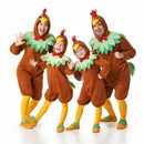 Grupo de amigos disfrazados de gallinas y gallos en Carnaval posando de forma divertida