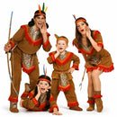 Grupo familiar disfrazado de indios con estilo tribal coordinado para Carnaval