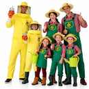 Grupo de amigos disfrazados de jardineros y apicultor en Carnaval con temática de naturaleza