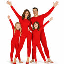 Grupo familiar disfrazados de maillots en color rojo 