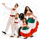 Grupo disfrazado de temática mexicana con trajes coloridos coordinados para Carnaval