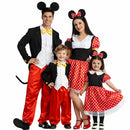 Grupo de amigos disfrazados de Mickey y Minnie posando juntos en Carnaval