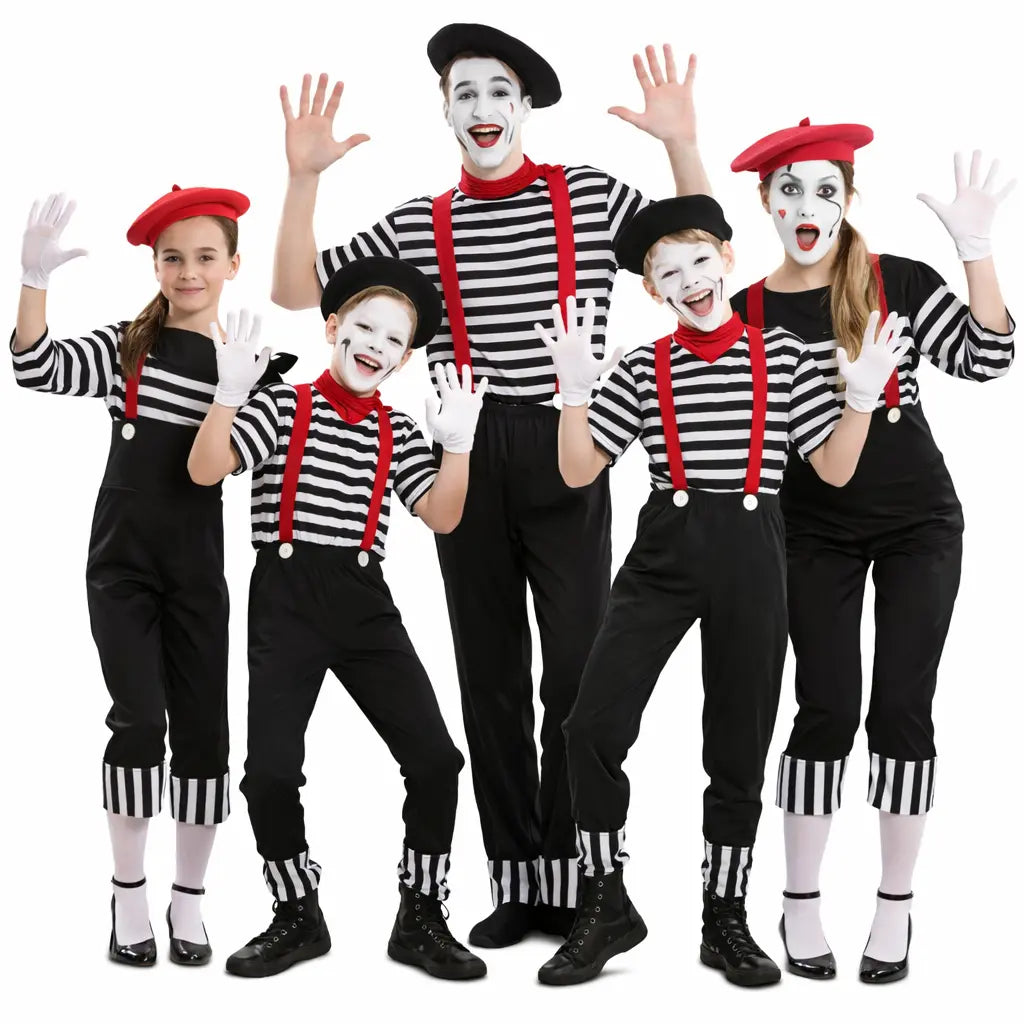 grupo de personas disfrazadas de mimos con ropa blanca y negra coordinada en Carnaval o fiesta temática