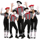 grupo de personas disfrazadas de mimos con ropa blanca y negra coordinada en Carnaval o fiesta temática