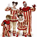 Grupo de amigos disfrazados de payasos del horror con maquillaje terrorífico en Halloween